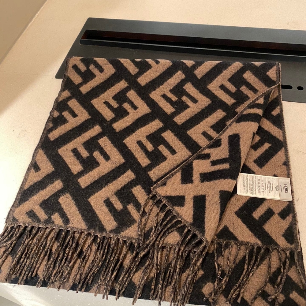 ✨🎊Authentic 💎Fendi scarf